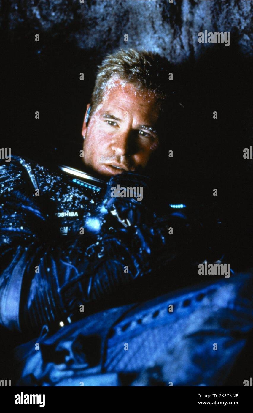 Val Kilmer Film: Red Planet (USA/AUS 2000) Characters: Robby Gallagher  Director: Antony Hoffman 06 November 2000   **WARNING** This Photograph is for editorial use only and is the copyright of WARNER BROS. and/or the Photographer assigned by the Film or Production Company and can only be reproduced by publications in conjunction with the promotion of the above Film. A Mandatory Credit To WARNER BROS. is required. The Photographer should also be credited when known. No commercial use can be granted without written authority from the Film Company. Stock Photo