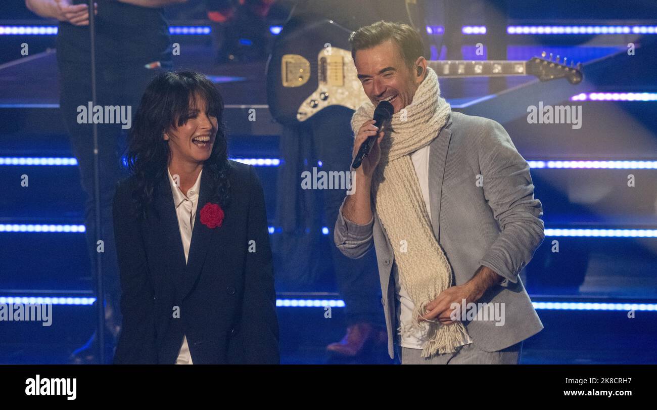 Leipzig, Germany. 21st Oct, 2022. German pop singer Nena and presenter Florian Silbereisen talk on stage in the TV show 'Das große Schlagerjubiläum 2022' in Leipzig. The show will be broadcast on Saturday evening (Oct. 22, 2022) on the German public broadcaster Ersten. Credit: Hendrik Schmidt/dpa/Alamy Live News Stock Photo