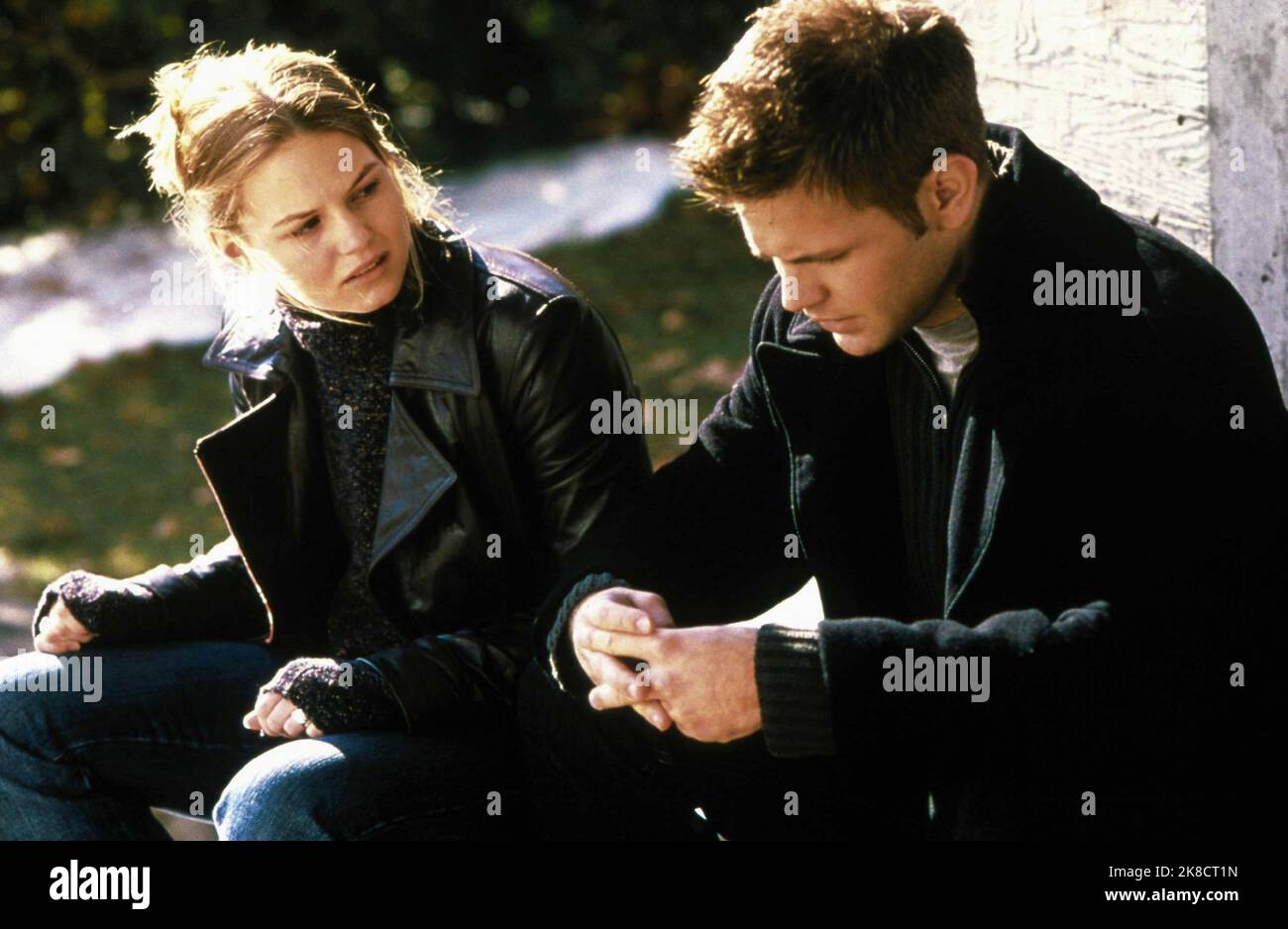 Jennifer Morrison & Matthew Davis Film: Urban Legends 2: Final Cut (2000) Characters: Amy Mayfield & Travis Stark / Trevor Stark  Director: John Ottman 19 September 2000   **WARNING** This Photograph is for editorial use only and is the copyright of PHOENIX PICTURES and/or the Photographer assigned by the Film or Production Company and can only be reproduced by publications in conjunction with the promotion of the above Film. A Mandatory Credit To PHOENIX PICTURES is required. The Photographer should also be credited when known. No commercial use can be granted without written authority from t Stock Photo