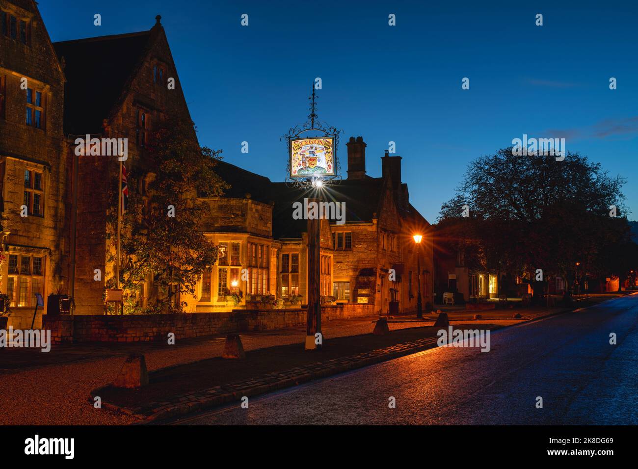 The Lygon Arms at dawn. Broadway, Cotswolds, Worcestershire, England Stock Photo