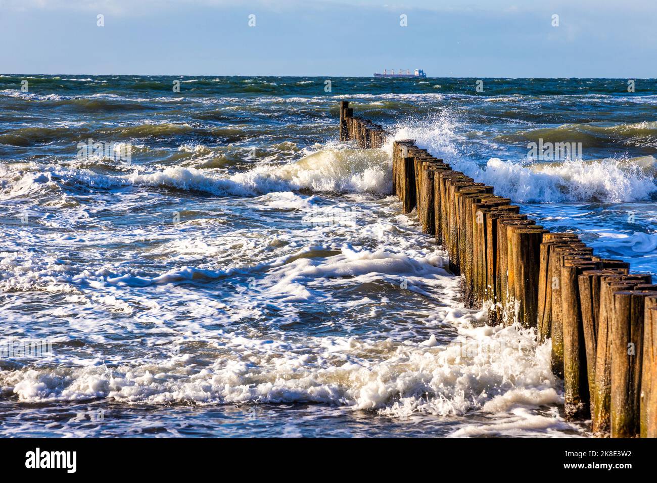 brechende Wellen an den Buhnen Ostsee Stock Photo