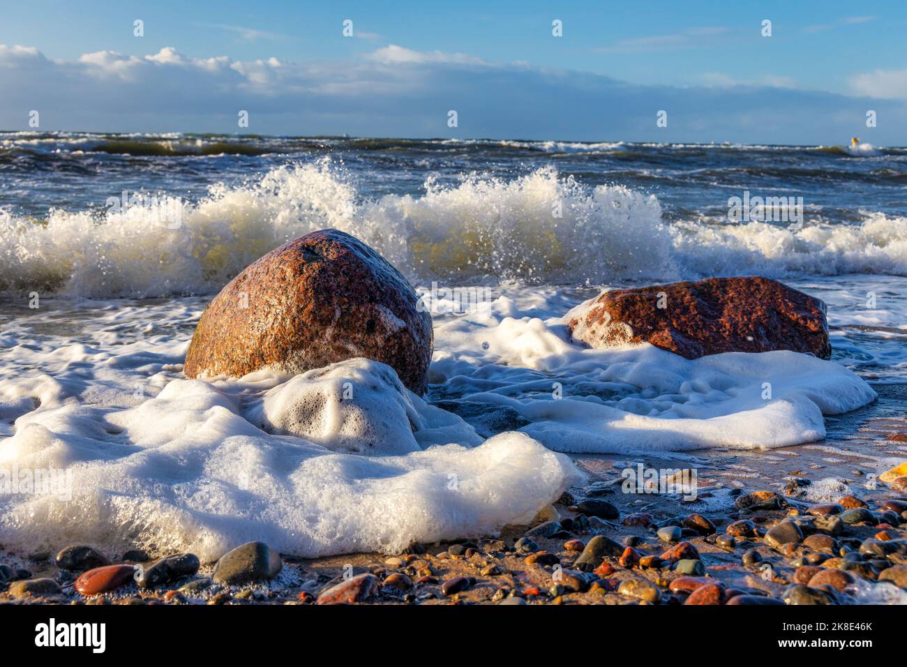 brechende Wellen an den Buhnen Ostsee Stock Photo