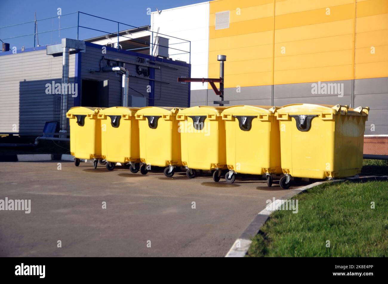 https://c8.alamy.com/comp/2K8E4PP/yellow-trash-cans-on-wheels-for-organized-waste-collection-2K8E4PP.jpg