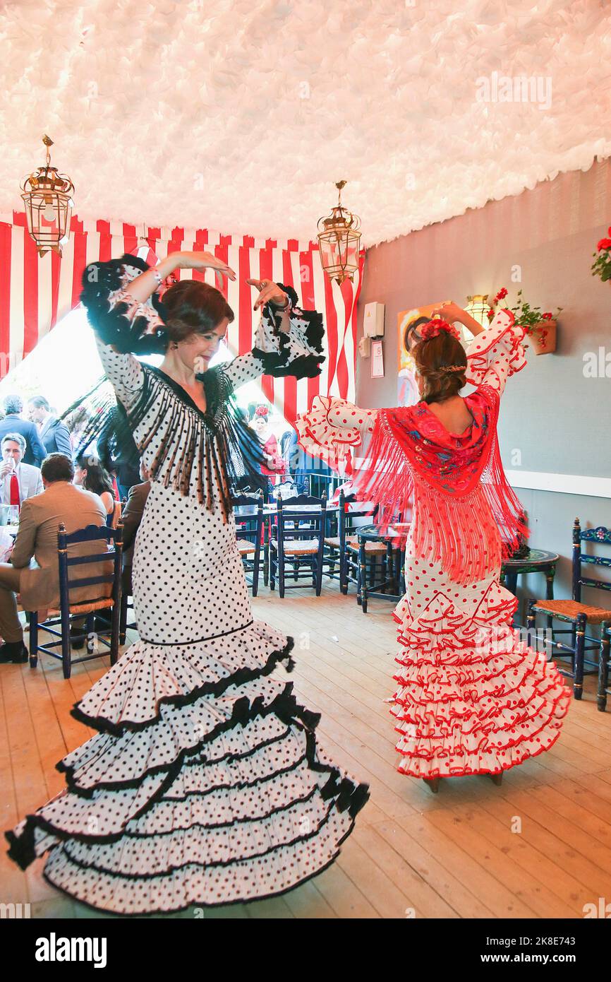 Woman flamenco dress fotografías e imágenes de alta resolución - Alamy