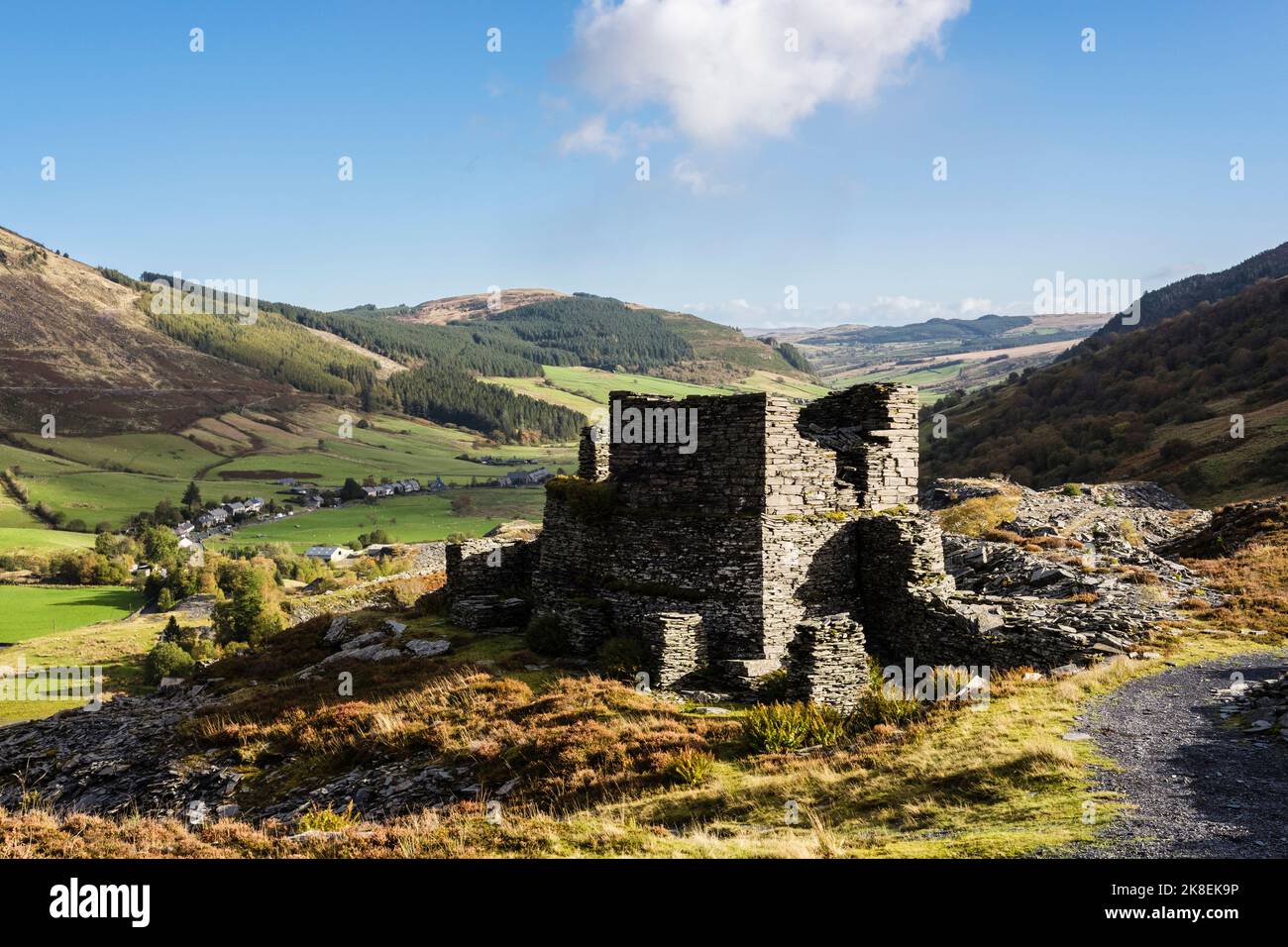 Old ruined building in disused Rhiw Fachno quarry with slate Trail track. Cwm Penmachno, Betws-y-Coed, Conwy, north Wales, UK, Britain Stock Photo