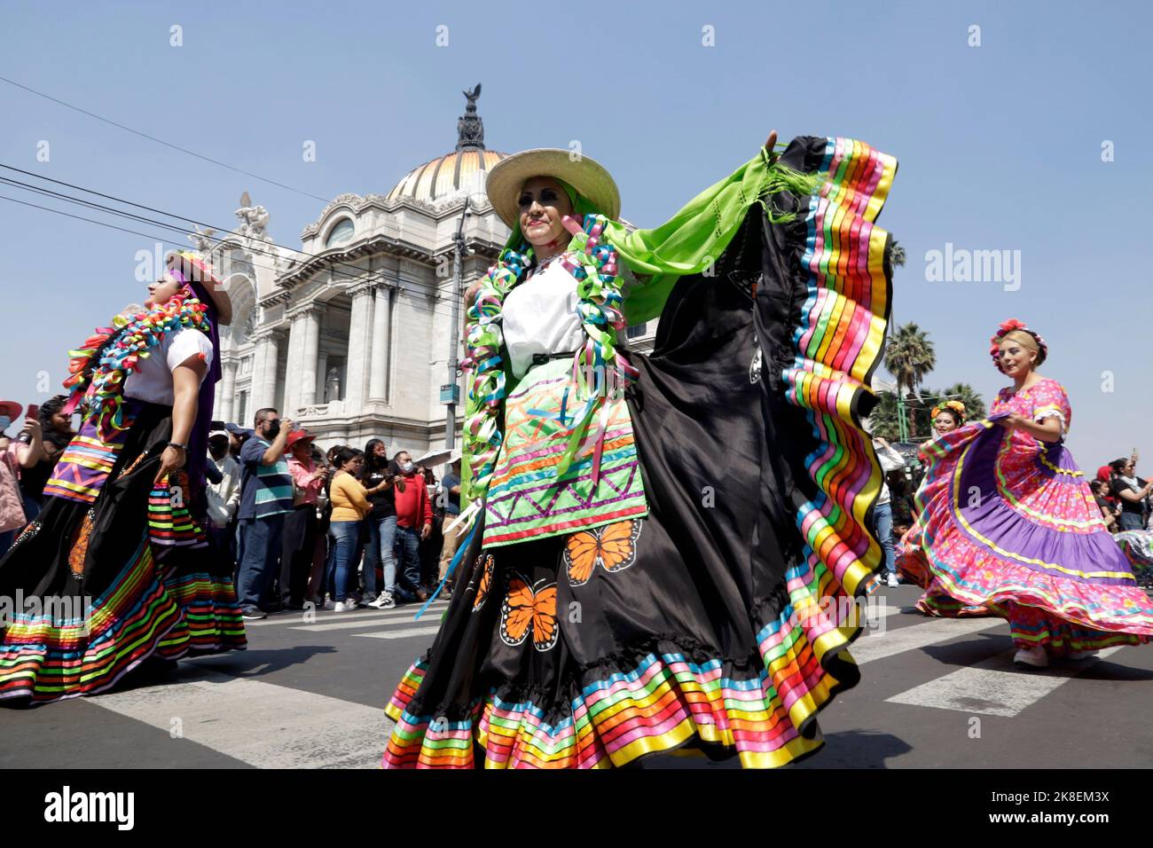 Mexico City, Mexico. 22nd Oct, 2022. October 22, 2022, Mexico City, Mexico: Participants take part during the 14th Monumental Alebrijes parade organized by the Museum of Popular Cultures of Mexico from zocalo to Angel of Independence. on October 22, 2022 in Mexico City, Mexico (Photo by Luis Barron/Eyepix Group/Sipa USA). Credit: Sipa USA/Alamy Live News Stock Photo