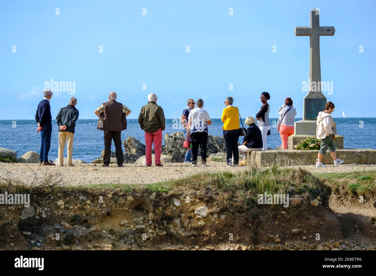 Frankreich, La Hague, 20.09.2022: Spaziergaenger und Spaziergaengerinnen blicken auf das Meer am Cap de la Hague  auf der Halbinsel Cotentin an der fr Stock Photo