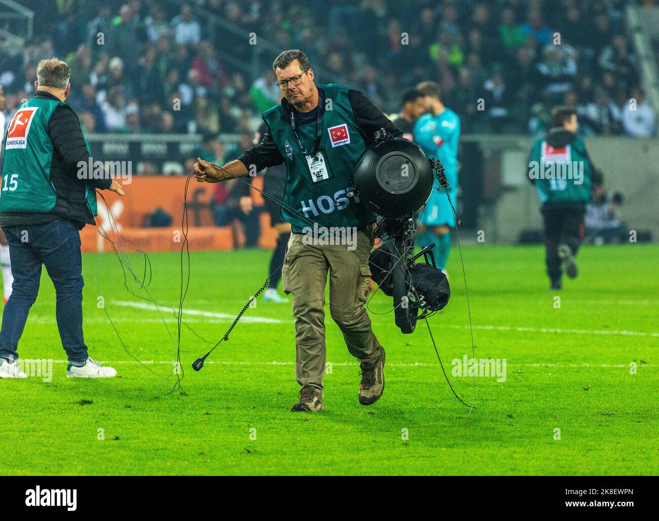 sports, football, Bundesliga, 2022/2023, Borussia Moenchengladbach vs. SG Eintracht Frankfurt 1-3, Stadium Borussia Park, technical defect at the spydercam in the stadium, tehcnicians dismantle and remove the camera, the football match was discontinued for some minutes, DFL REGULATIONS PROHIBIT ANY USE OF PHOTOGRAPHS AS IMAGE SEQUENCES AND/OR QUASI-VIDEO Stock Photo