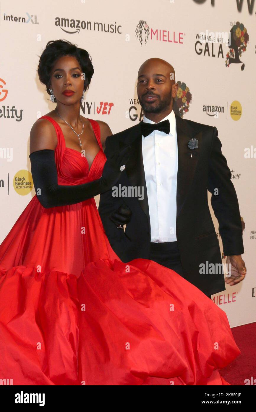 Santa Monica, CA. 22nd Oct, 2022. Kelly Rowland, Tim Weatherspoon at arrivals for 5th Annual Wearable Art Gala, Barker Hangar, Santa Monica, CA October 22, 2022. Credit: Priscilla Grant/Everett Collection/Alamy Live News Stock Photo