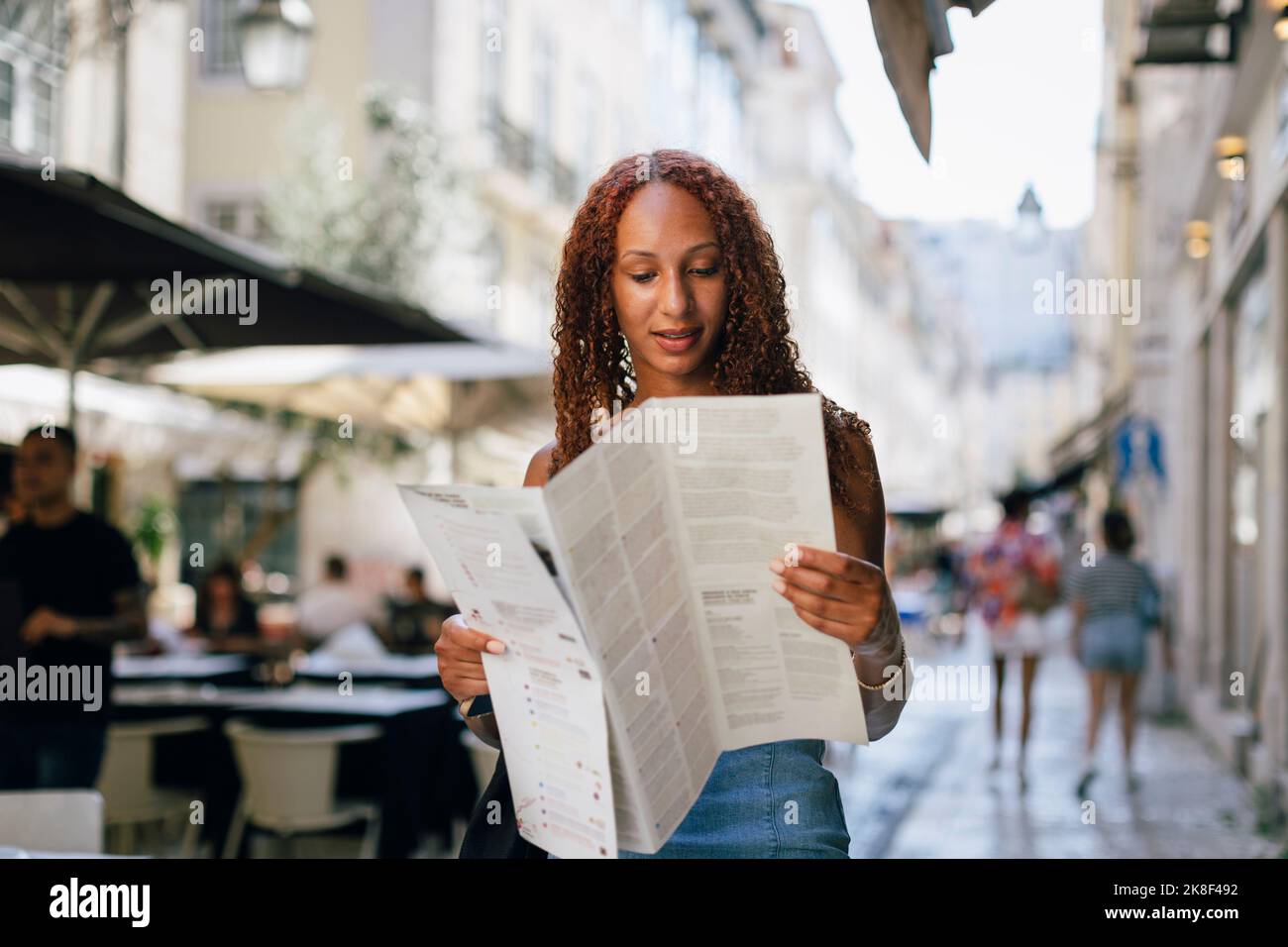 Young traveler reading map hi-res stock photography and images - Alamy