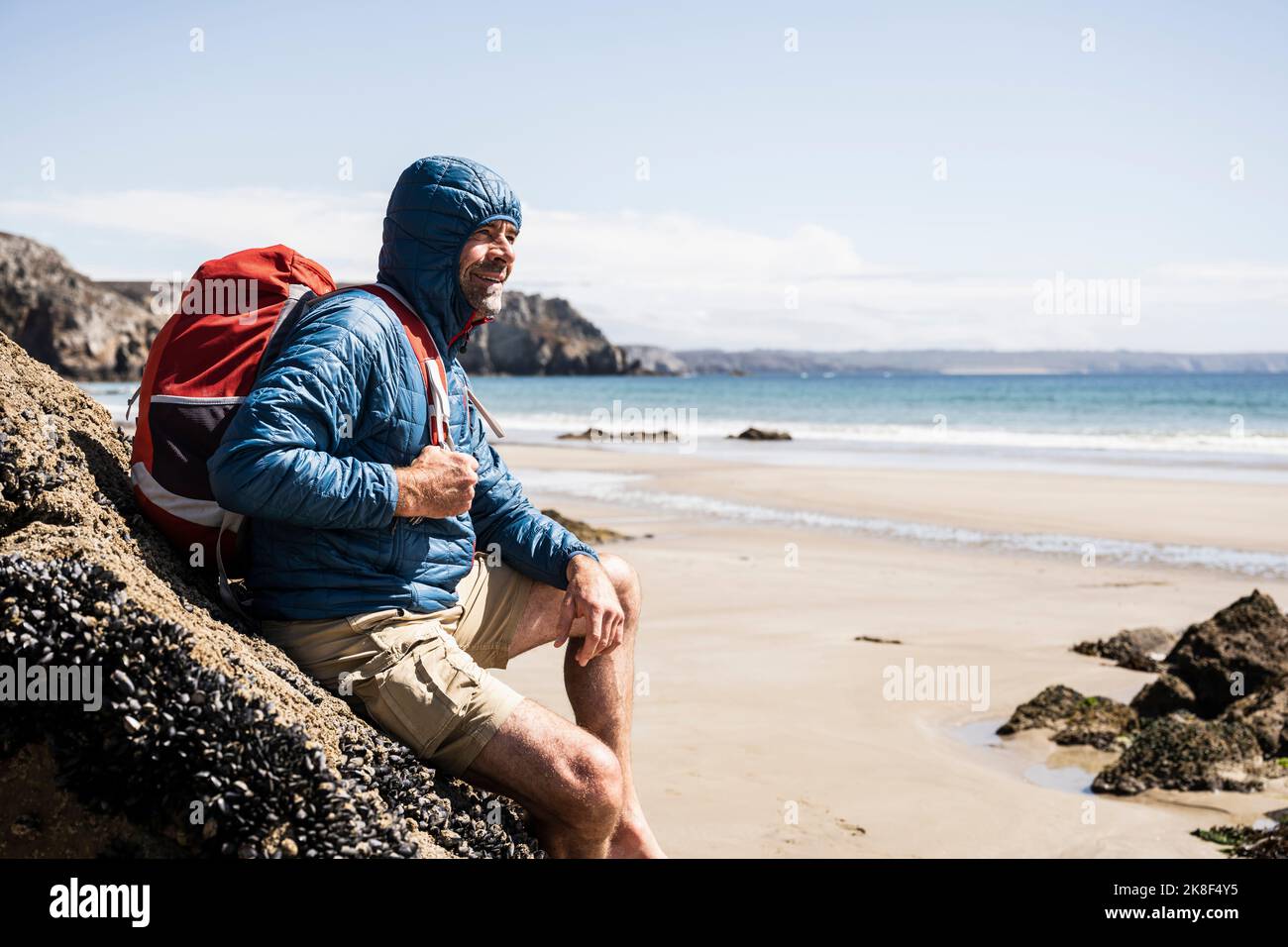 Man tourist backpack on beach hi-res stock photography and images - Alamy
