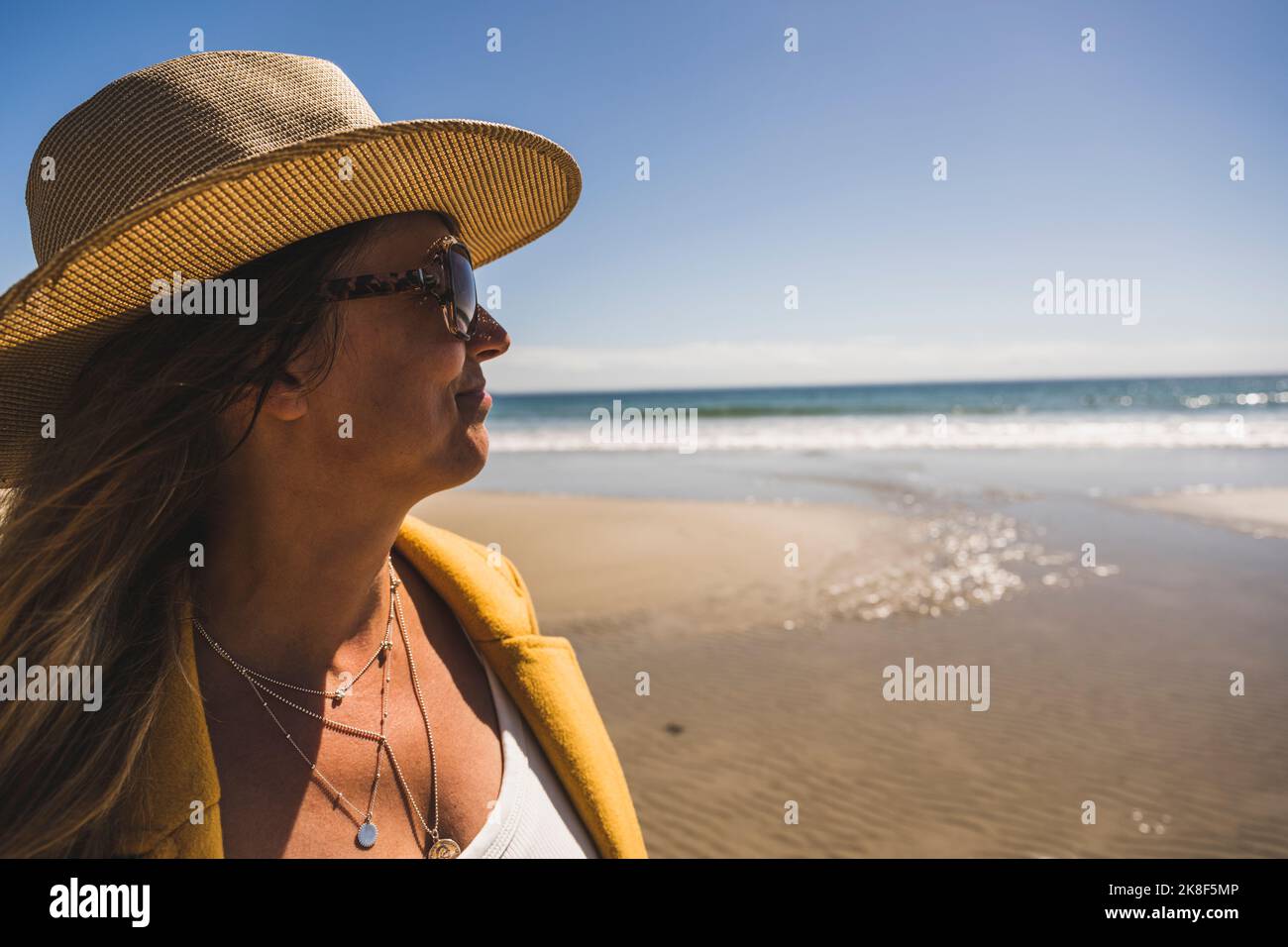 Woman hat sunglasses beach hi-res stock photography and images - Alamy