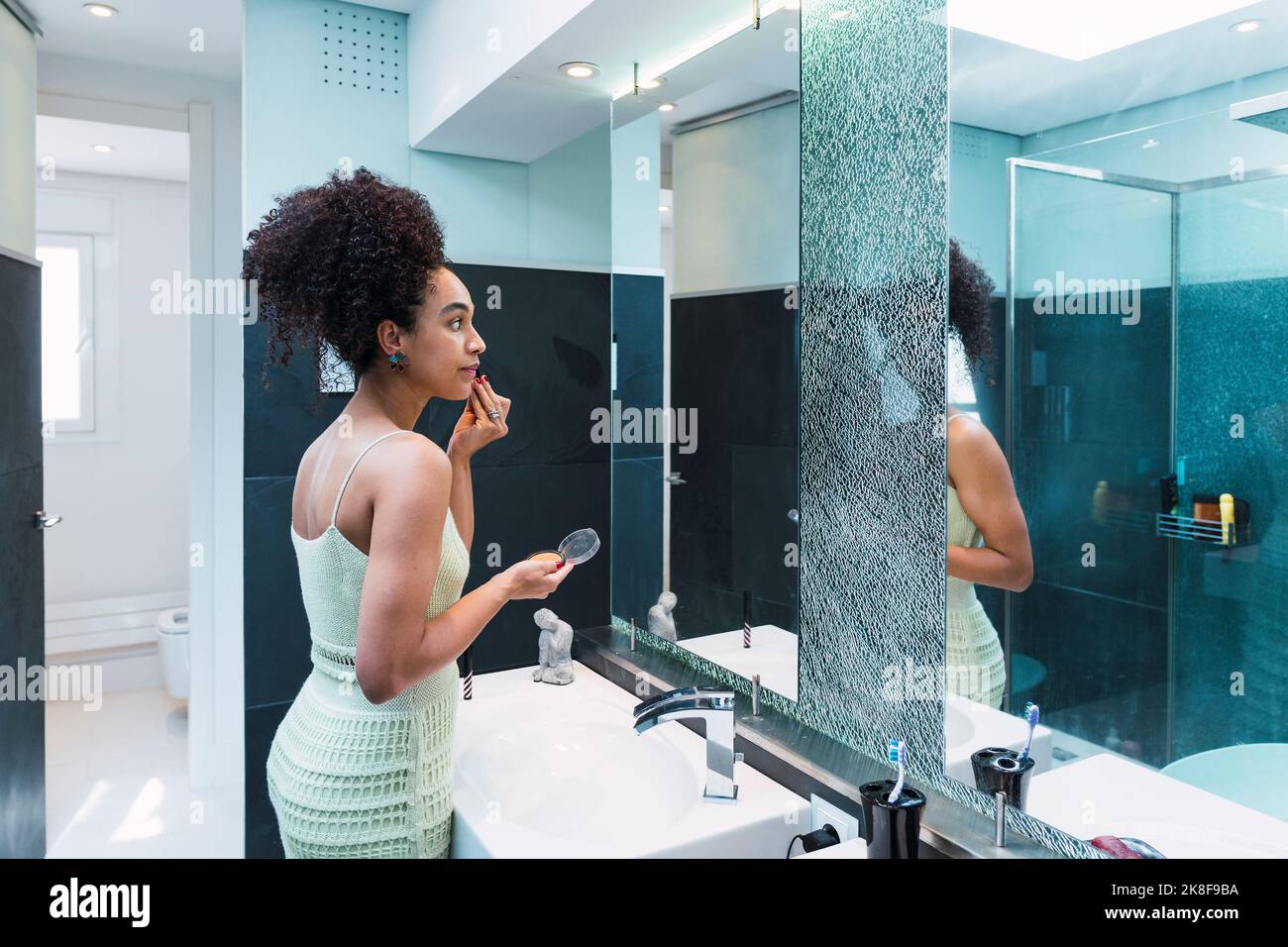 Applying make up black woman hi-res stock photography and images - Alamy