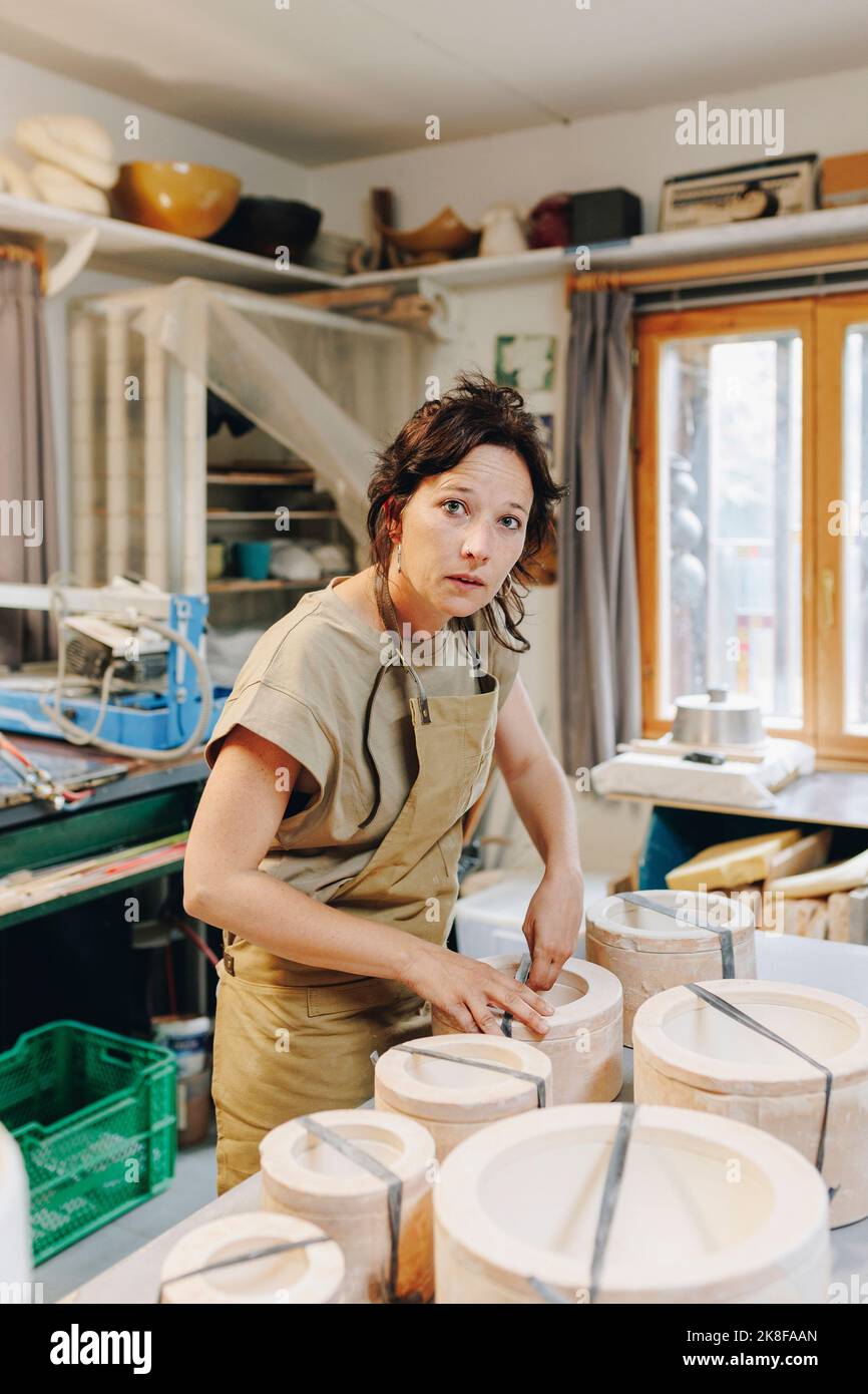 String tying hi-res stock photography and images - Alamy