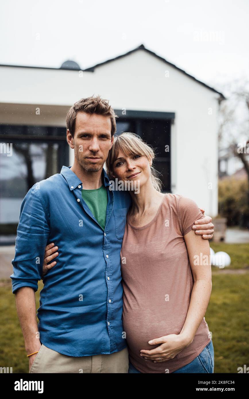 Couple with arm around each other hi-res stock photography and images ...