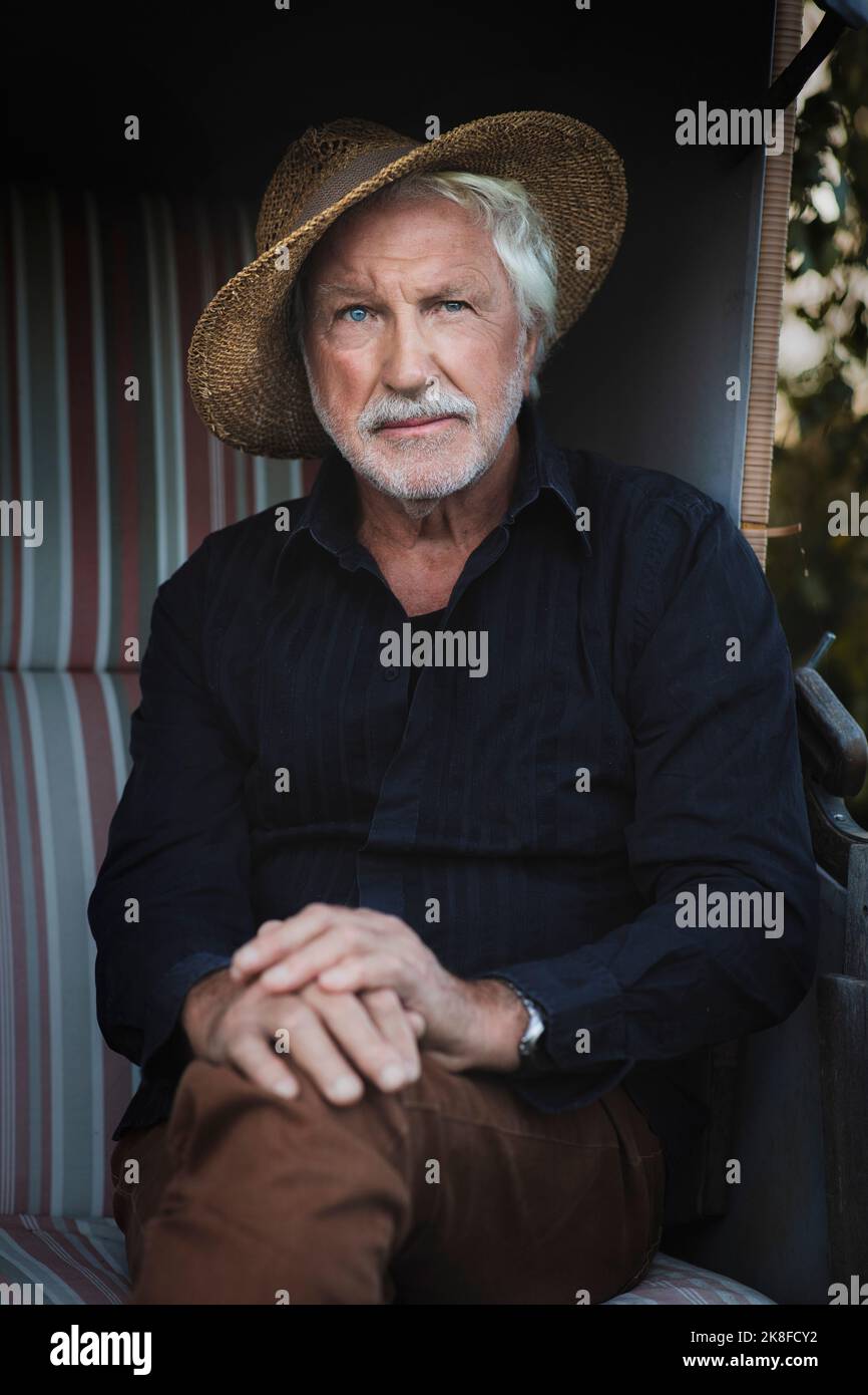 Man wearing hat hi-res stock photography and images - Alamy