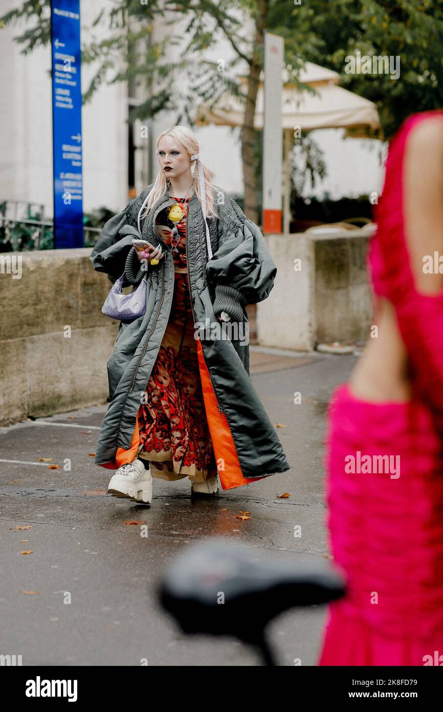 Street style, Kristen Bateman arriving at Ester Manas Spring Summer