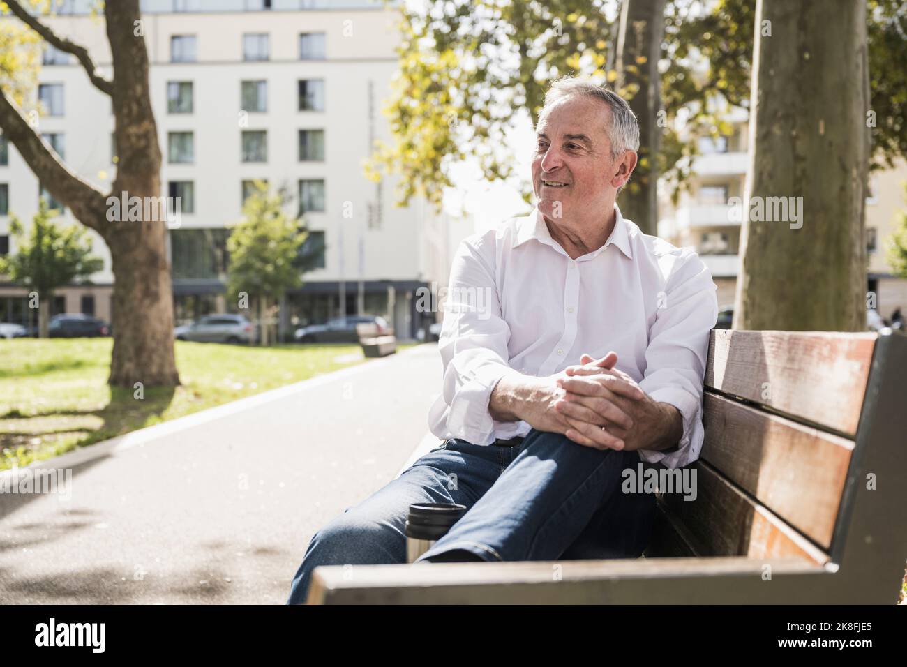 One man male men sitting bench hi-res stock photography and images - Alamy