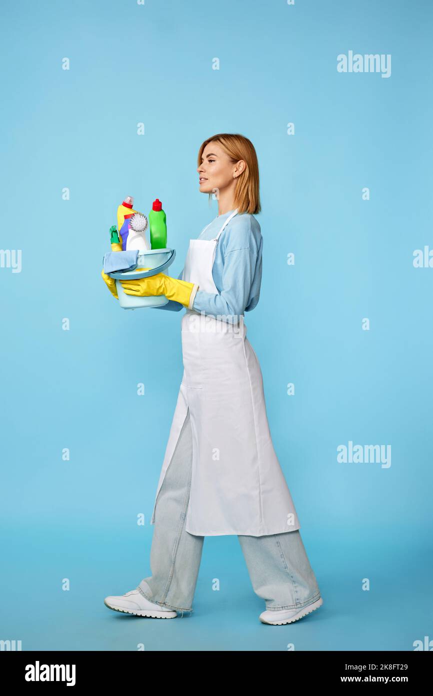 woman in rubber gloves and cleaner apron with cleaning supplies Stock ...