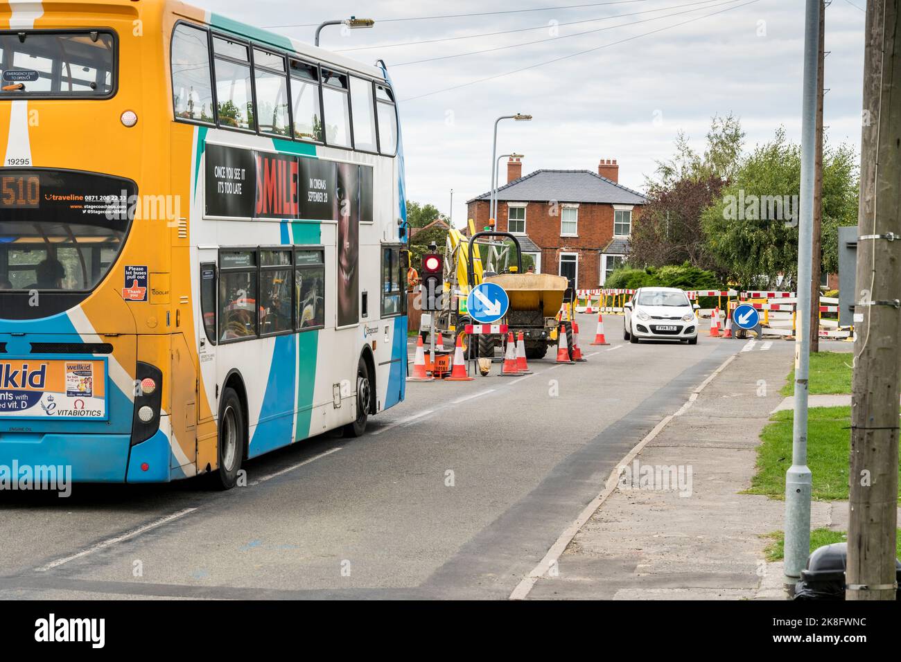 Bus stopped at temporary traffic lights, Cherry Willingham, Lincoln 2022 Stock Photo