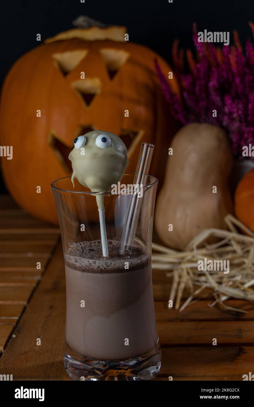 Kuchen Geister zu Halloween im Hintergrund befindet sich herbstliche Dekoration Stock Photo