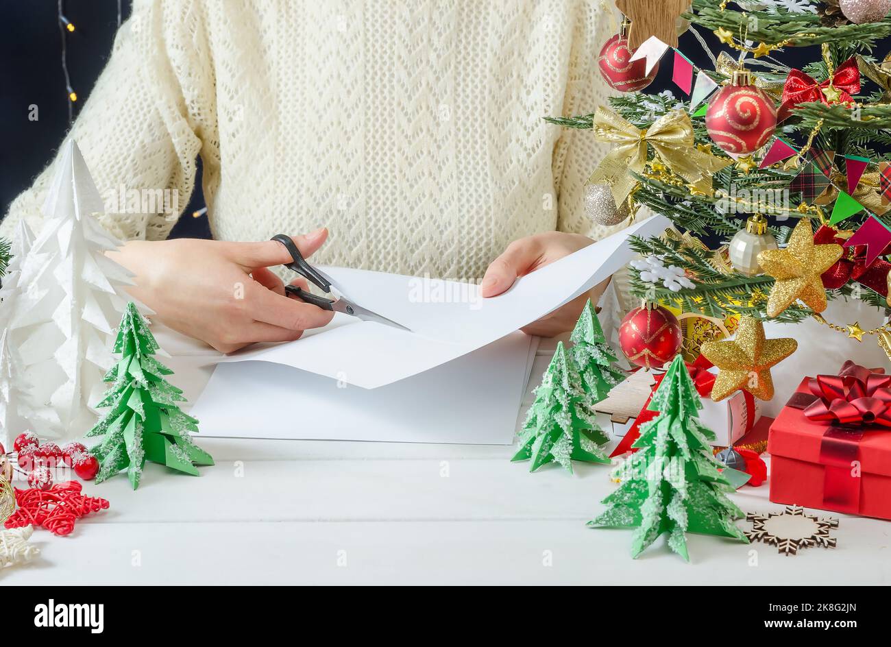 Step-by-step photo instructions for making a Christmas decor - a paper ...