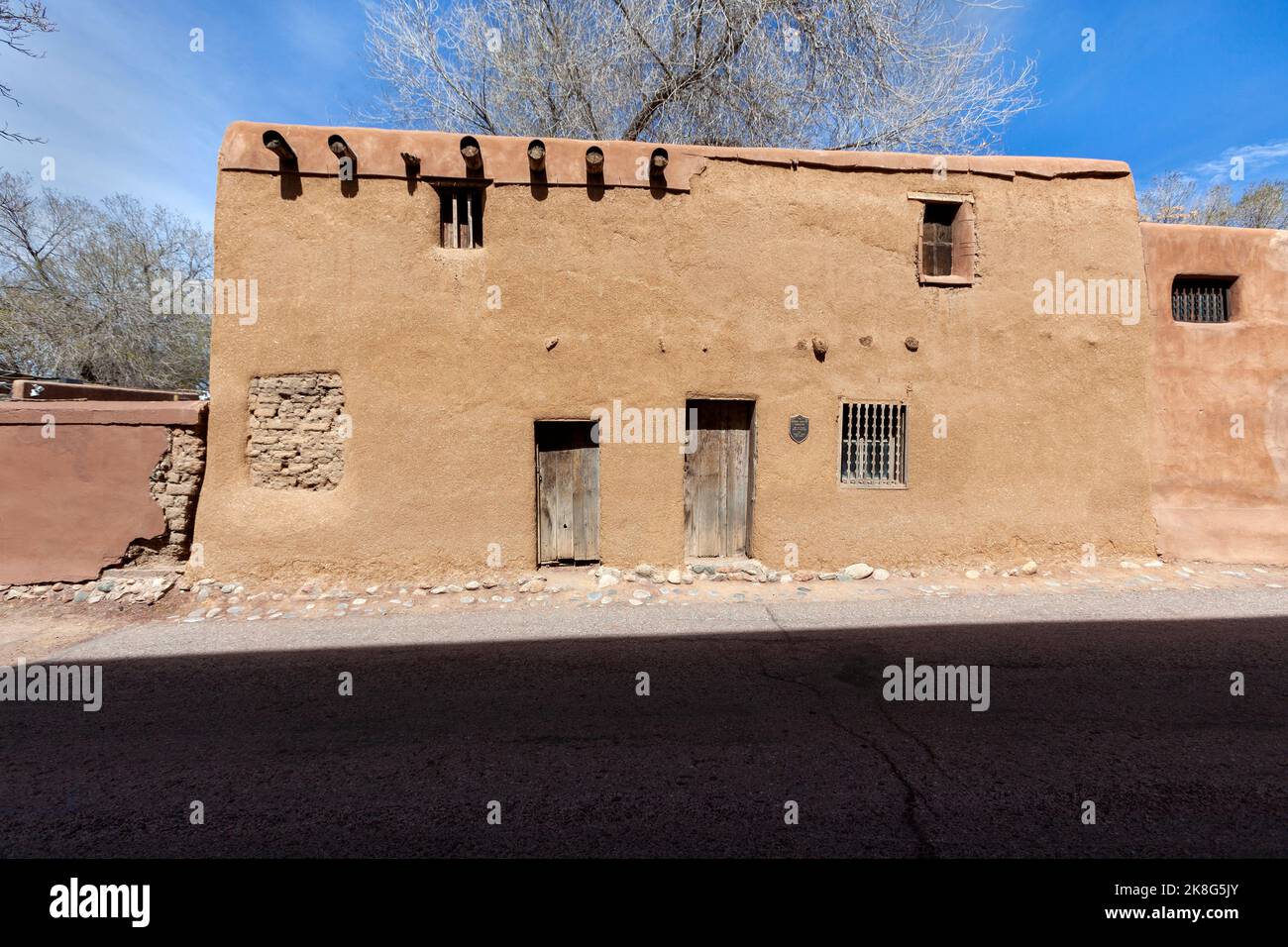 The adobe De Vargas Street House, often referred to as the Oldest House, is a historic building in Santa Fe, New Mexico.  The house is often said to b Stock Photo