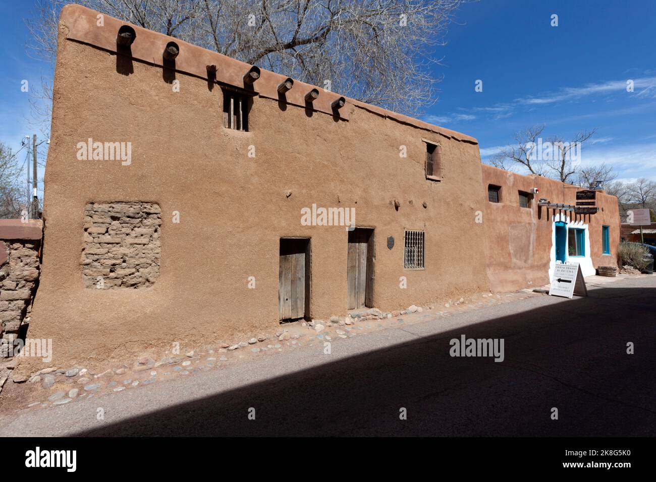 The adobe De Vargas Street House, often referred to as the Oldest House, is a historic building in Santa Fe, New Mexico.  The house is often said to b Stock Photo