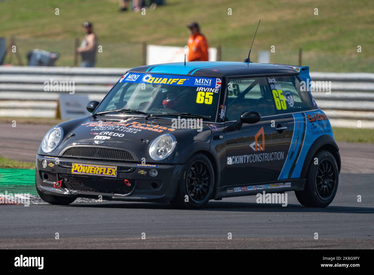 Mini Racing Thruxton The Quaife Mini Challenge Qualifying Thruxton 2022 Stock Photo - Alamy