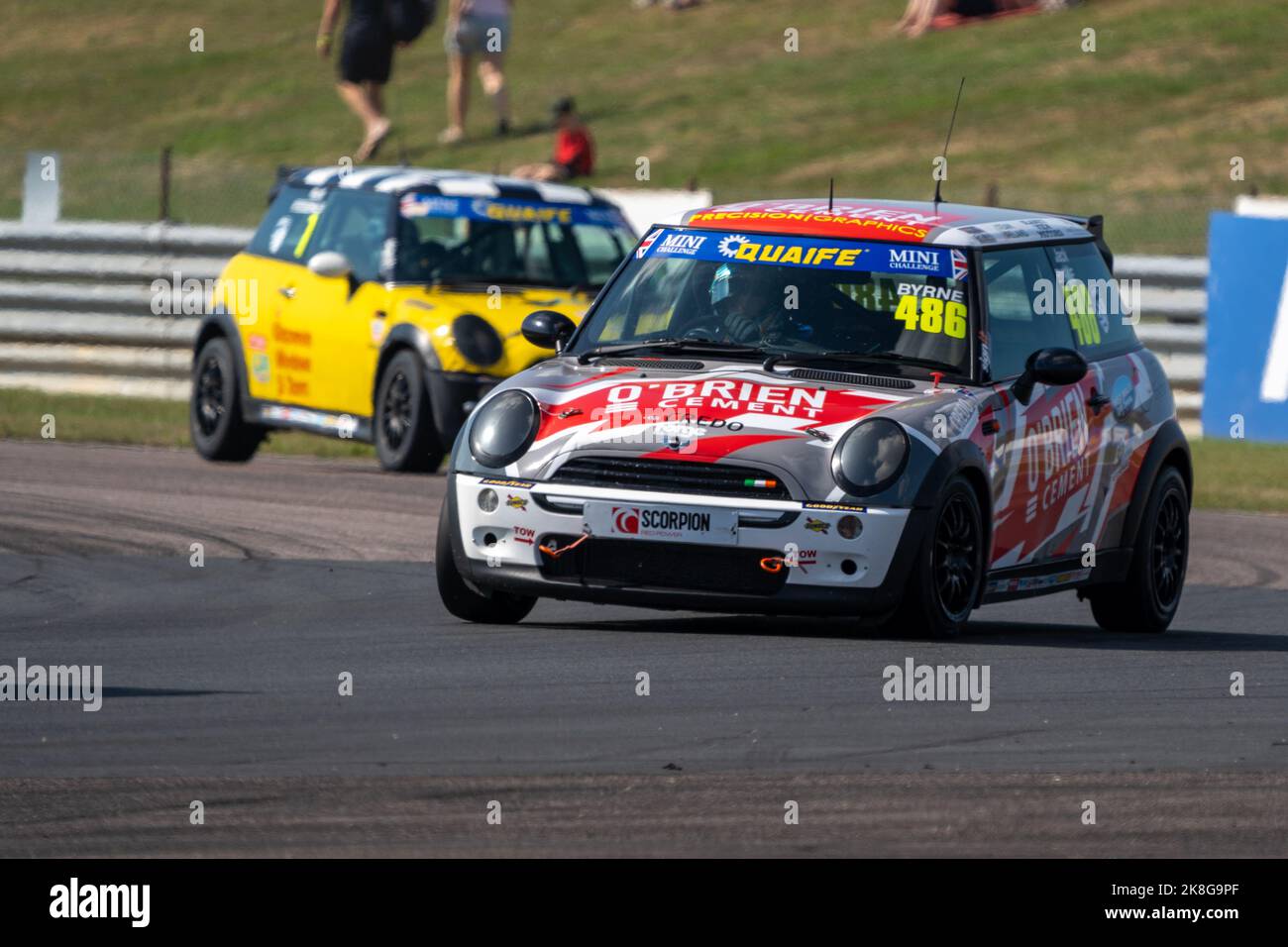 Mini Racing Thruxton The Quaife Mini Challenge Qualifying Thruxton 2022 Stock Photo - Alamy