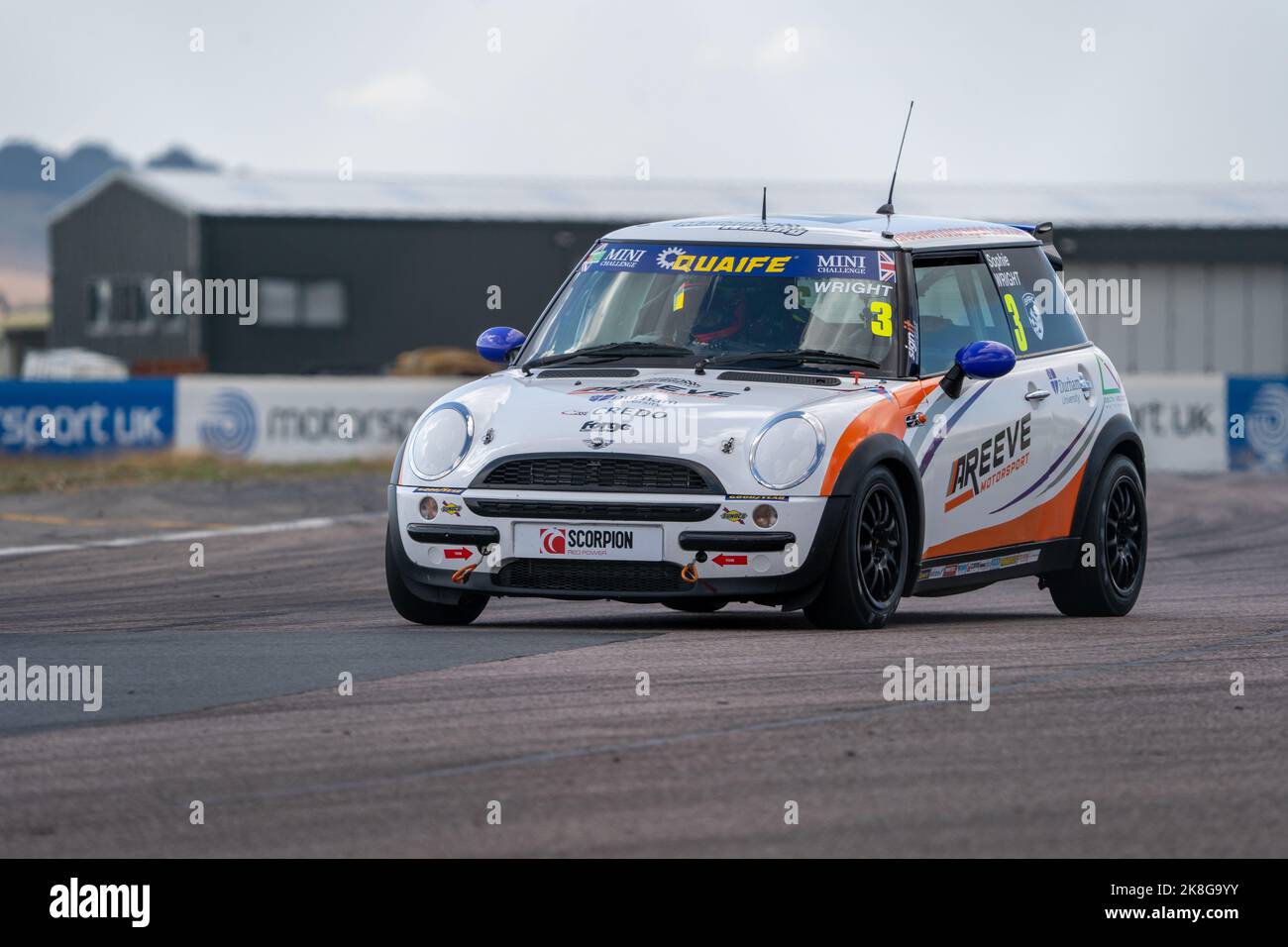 Mini Racing Thruxton The Quaife Mini Challenge Qualifying Thruxton 2022 Stock Photo - Alamy