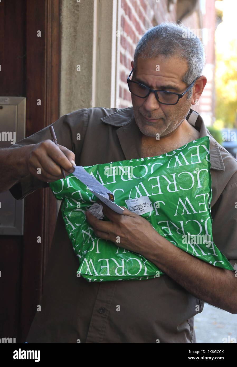Chicago, Illinois, USA. 22nd Oct, 2022. A UPS driver writes a note for