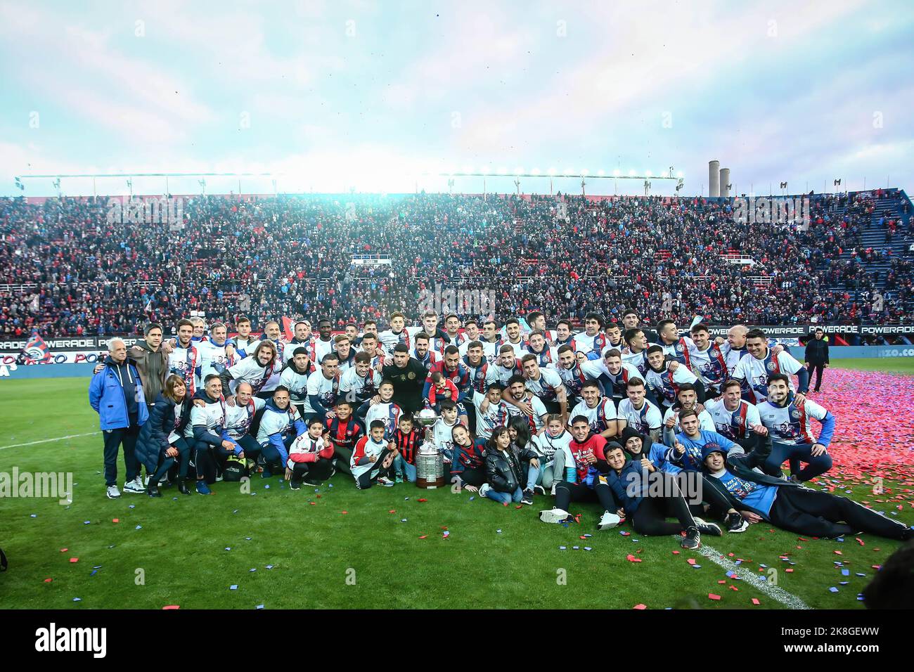 Buenos Aires, Argentina. 22nd Oct, 2022. The whole team of San Lorenzo de almagro poses for a group photo at an emotional tribute, the champions of America in 2014 with San Lorenzo, said goodbye to soccer at Pedro Bidegain Stadium in Buenos Aires. (Photo by Roberto Tuero/SOPA Images/Sipa USA) Credit: Sipa USA/Alamy Live News Stock Photo
