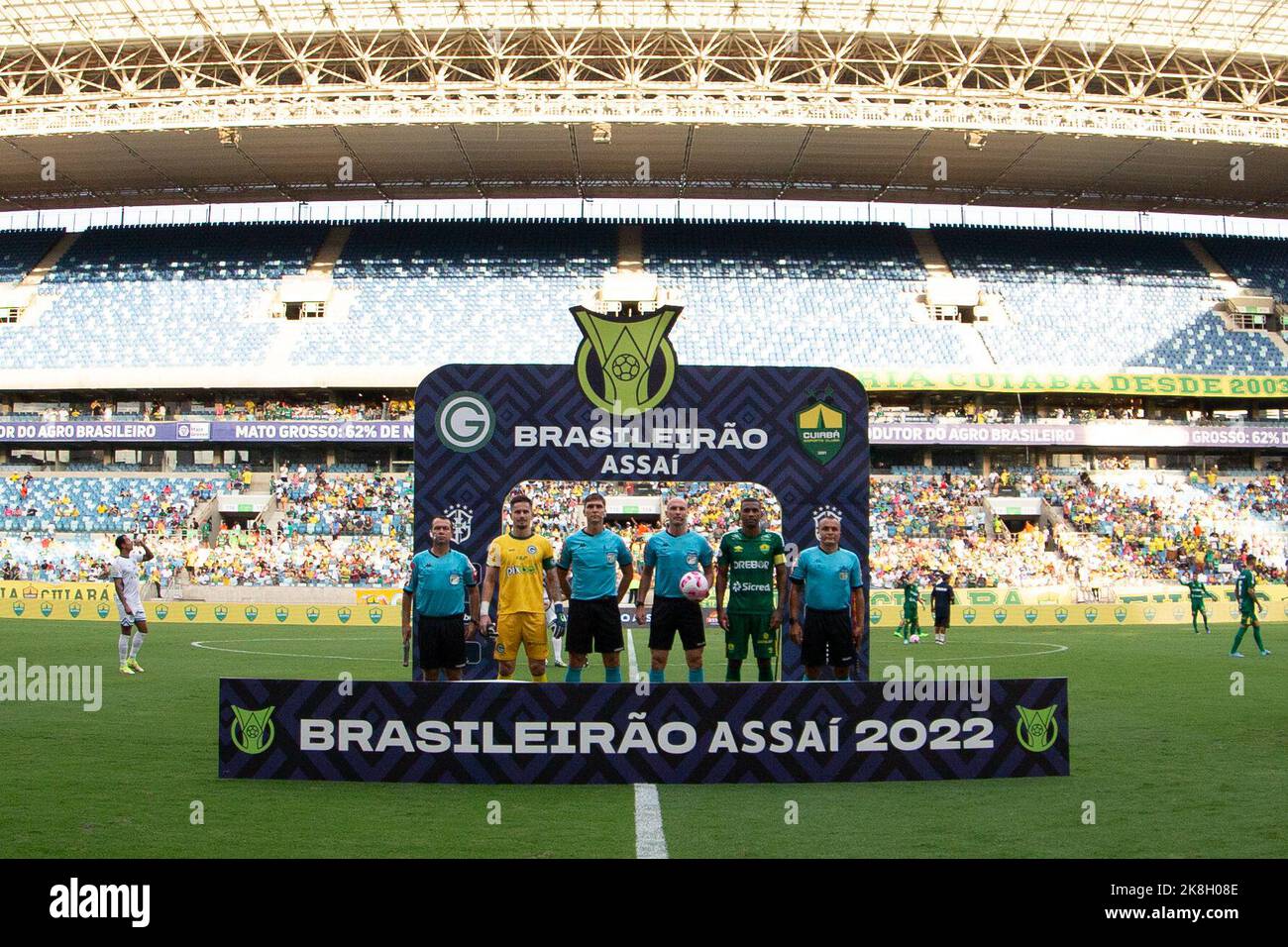 Cuiaba, Brazil. 23rd Oct, 2022. MT - Cuiaba - 10/23/2022 - BRAZILIAN A 2022, CUIABA X GOIAS - Players from Cuiaba and Goias pose for photos next to the referee before the match at the Arena Pantanal stadium for the Brazilian championship A 2022. Photo: Gil Gomes/AGIF/Sipa USA Credit: Sipa USA/Alamy Live News Stock Photo