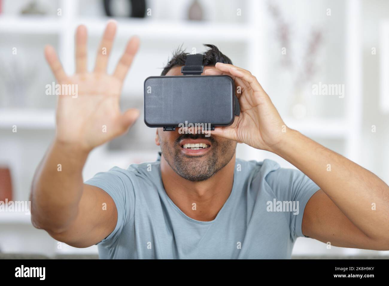 bearded man wearing virtual reality goggles Stock Photo - Alamy