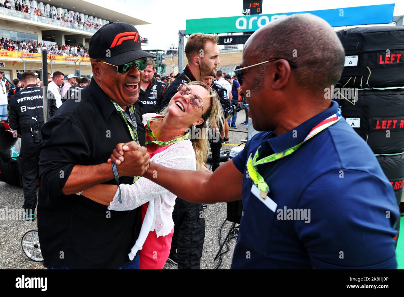 Austin, Texas, USA. 23rd Oct, 2022. (L to R): Willy T. Ribbs (USA) with Linda Hamilton (GBR) and Anthony Hamilton (GBR) on the grid. United States Grand Prix, Sunday 23rd October 2022. Circuit of the Americas, Austin, Texas, USA. Credit: James Moy/Alamy Live News Stock Photo