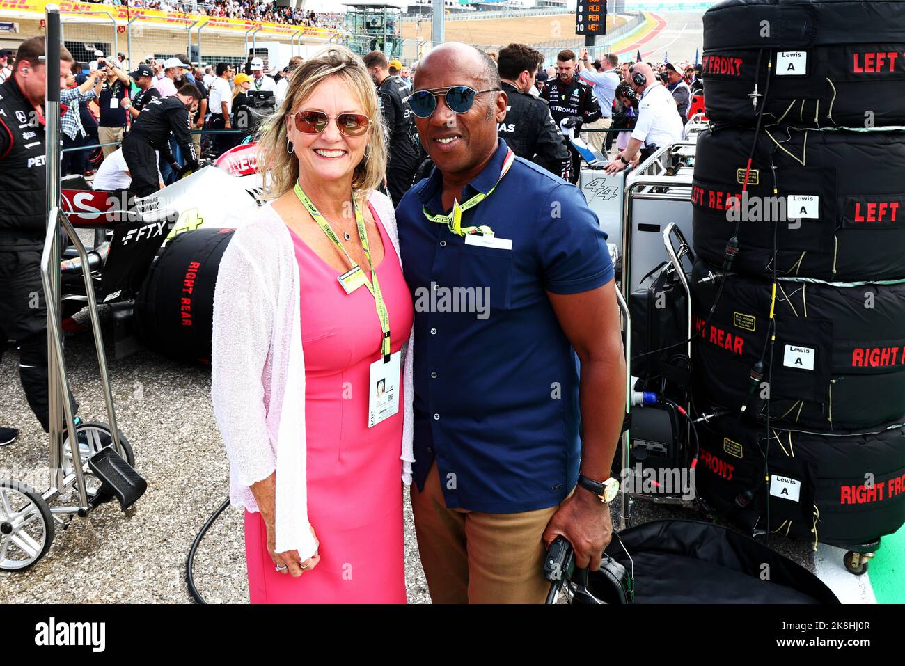 Austin, Texas, USA. 23rd Oct, 2022. (L to R): Linda Hamilton (GBR) and Anthony Hamilton (GBR) on the grid. United States Grand Prix, Sunday 23rd October 2022. Circuit of the Americas, Austin, Texas, USA. Credit: James Moy/Alamy Live News Stock Photo