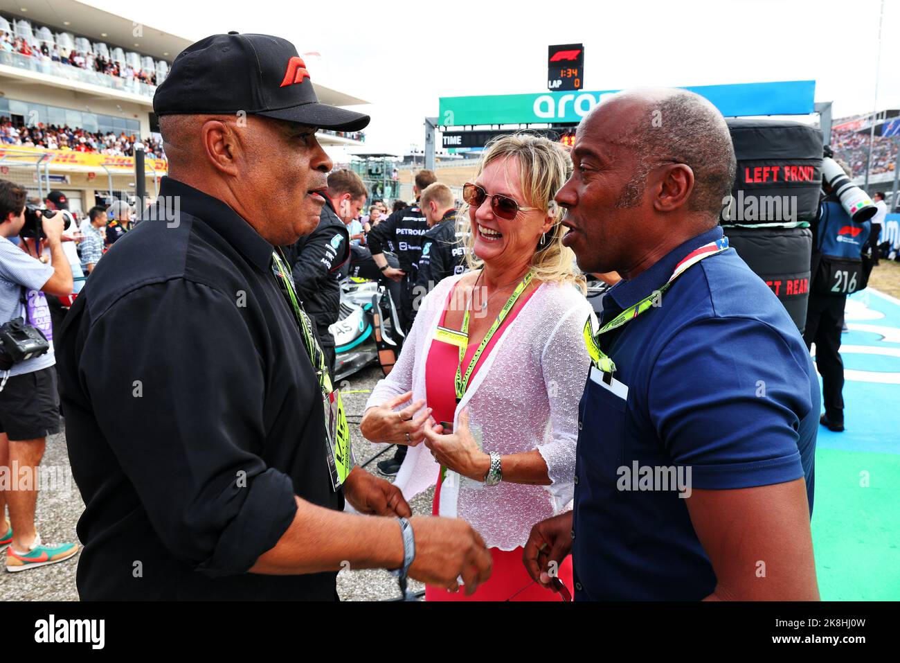 Austin, Texas, USA. 23rd Oct, 2022. (L to R): Willy T. Ribbs (USA) with Linda Hamilton (GBR) and Anthony Hamilton (GBR) on the grid. United States Grand Prix, Sunday 23rd October 2022. Circuit of the Americas, Austin, Texas, USA. Credit: James Moy/Alamy Live News Stock Photo