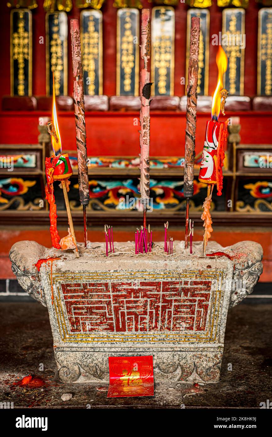 A shrine to ancestors of the Tang clan in the rear hall of Cheung Chun Yuen, a study hall built c. 1850, Kam Tin, New Territories, Hong Kong Stock Photo