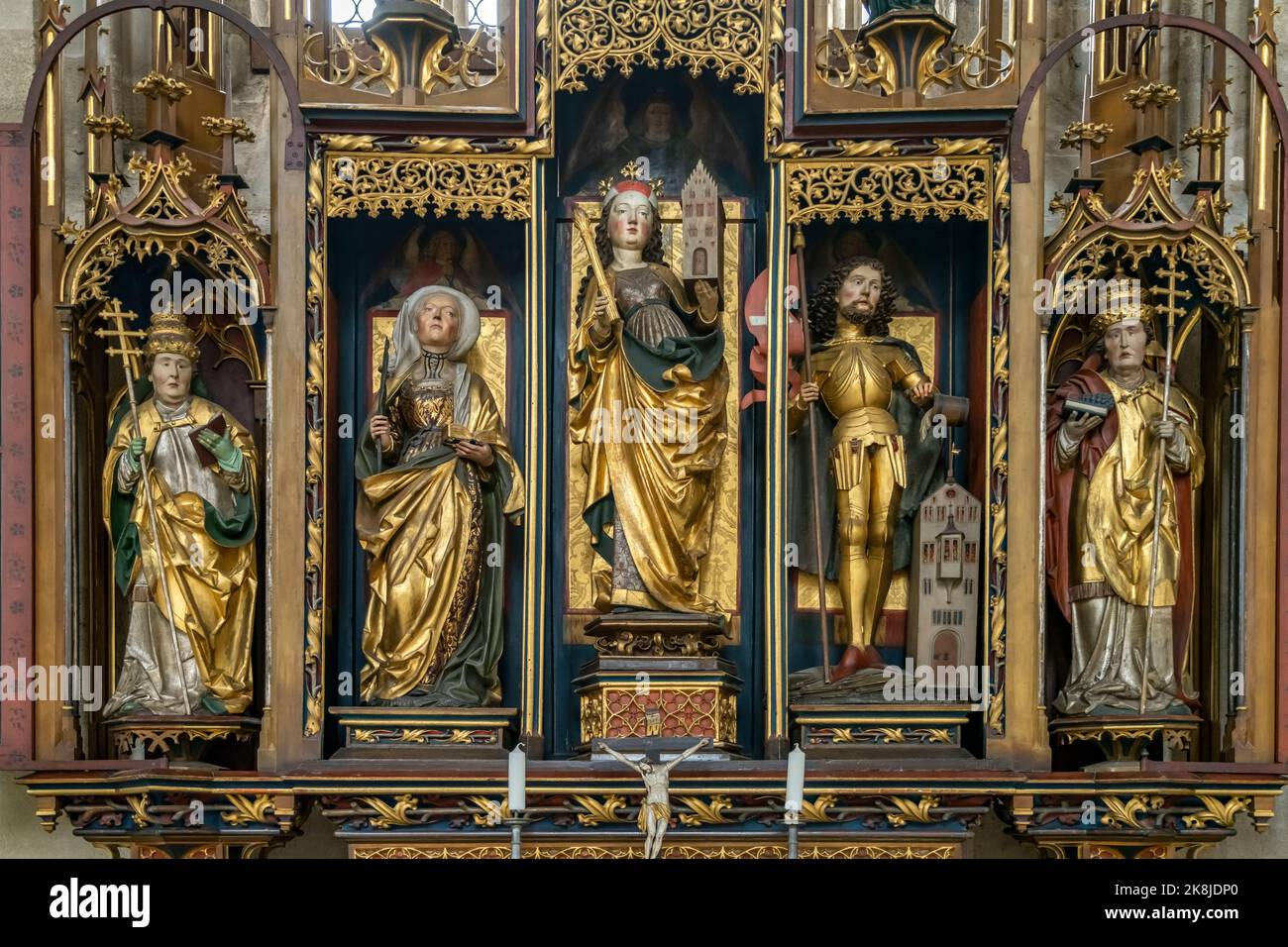 Kreuzaltar in der katholischen Stadtpfarrkirche St. Georg, Dinkelsbühl, Mittelfranken, Bayern, Deutschland  |  Cross altar in the catholic city parish Stock Photo