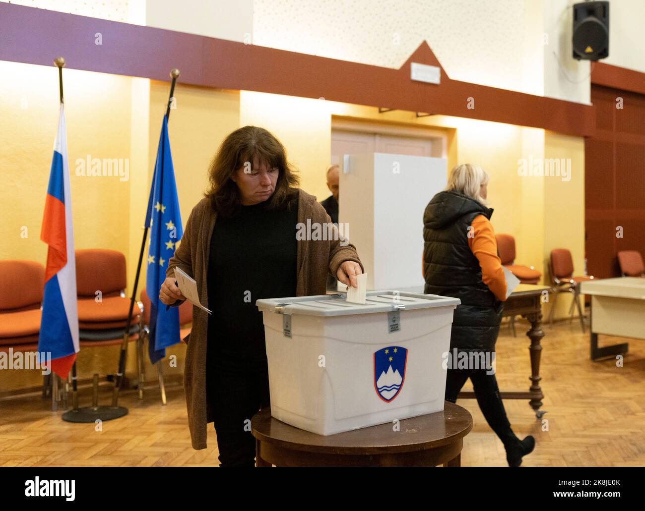 Ljubljana, Slovenia. 23rd Oct, 2022. A voter casts ballot during the presidential election at a polling station in Radomlje, Slovenia, Oct. 23, 2022. Slovenia is due to hold the second round of presidential election on Nov. 13 after no candidate got majority in the first round held on Sunday. Credit: Zeljko Stevanic/Xinhua/Alamy Live News Stock Photo