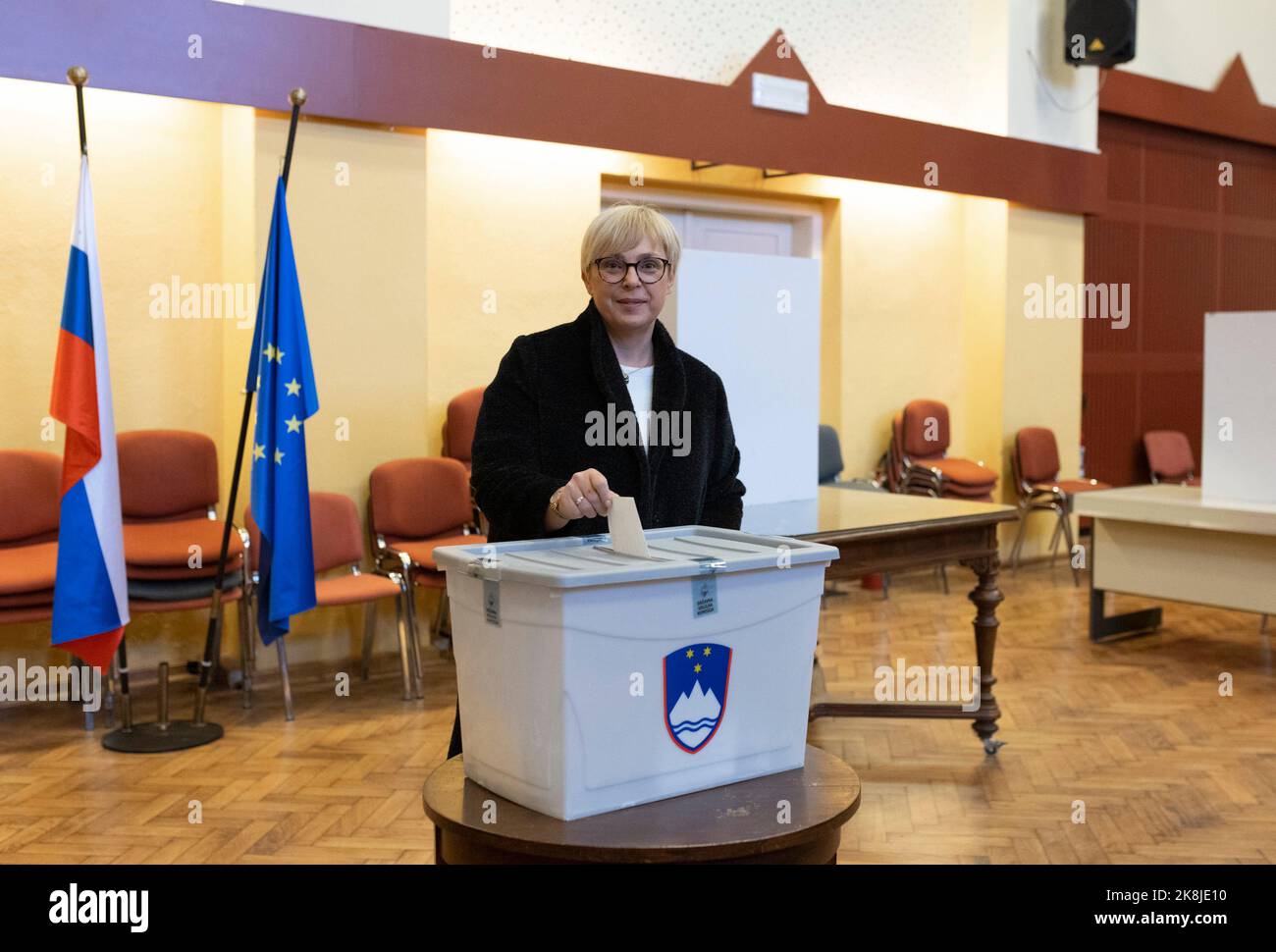 Ljubljana, Slovenia. 23rd Oct, 2022. Presidential candidate Natasa Pirc Musar casts ballot during the presidential election at a polling station in Radomlje, Slovenia, Oct. 23, 2022. Slovenia is due to hold the second round of presidential election on Nov. 13 after no candidate got majority in the first round held on Sunday. Credit: Zeljko Stevanic/Xinhua/Alamy Live News Stock Photo