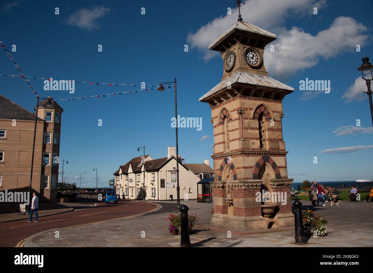 Plaza, Tynemouth, Tyne and Wear, Northumberland.  Many people seated, resting, chatting, enjoying the sunshine. Stock Photo