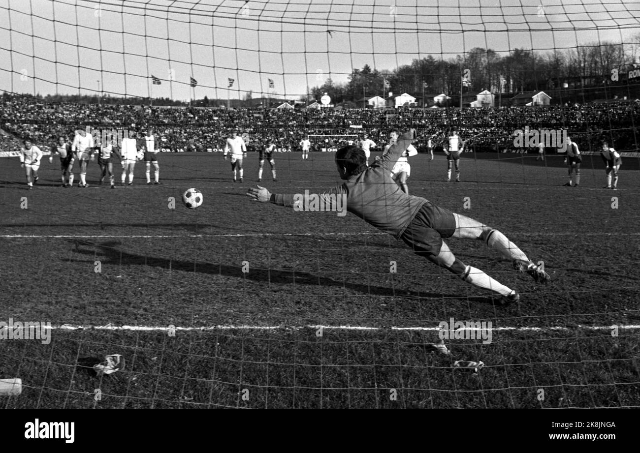 Oslo 19701025. Soccer. Cup final Strømsgodset - Lyn 4-2, Ullevaal Stadium. Keeper in action. Ntb archive photo / ntb Stock Photo