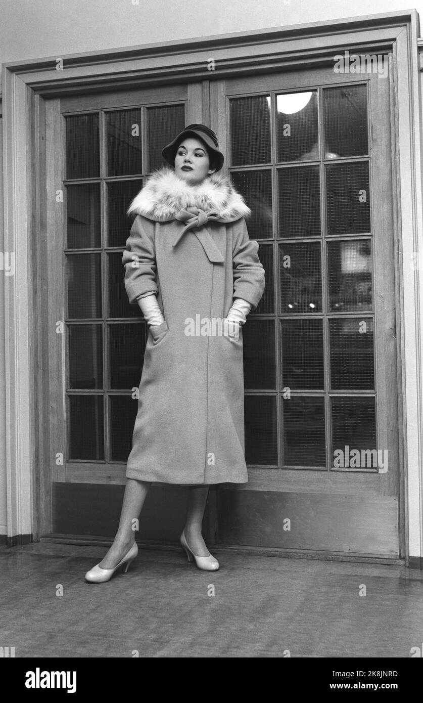 Oslo 19560223. Spring and summer fashion 1956. Mannequin show of Norwegian -produced women's fashions. Coat with fur collar and hat. Photo: Aage Storløkken / Kaare Nymark / NTB Stock Photo
