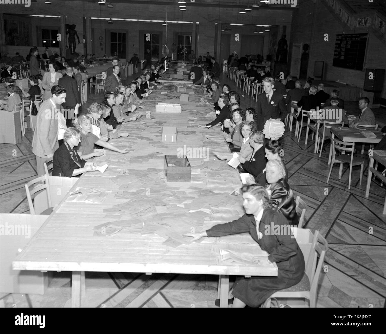Oslo 19511008 Municipal elections 1951. Bases are sorted and counted in the Festshallen at the town hall in Oslo. Photo: Sverre A. Børretzen / Current / NTB Stock Photo