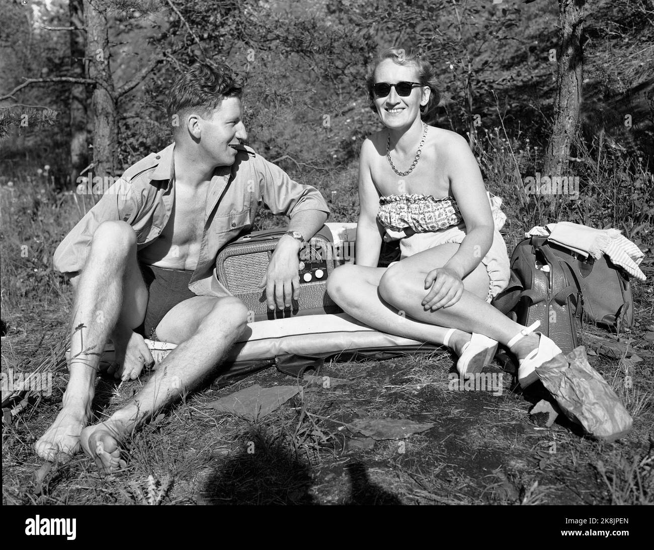 Oslo in the summer of 1951 out on tour, never mad! NTB staff on land / camping. The travel radio of brand Kurer was an indispensable companion on the camping trip. Photo: NTB / NTB Oslo, Summer of 1951. Employees of Norwegian Telegraph Bureau (NTB) camping. The Travel Radio Model Kurer was indispensable Company. Photo: NTB/ NTB Stock Photo