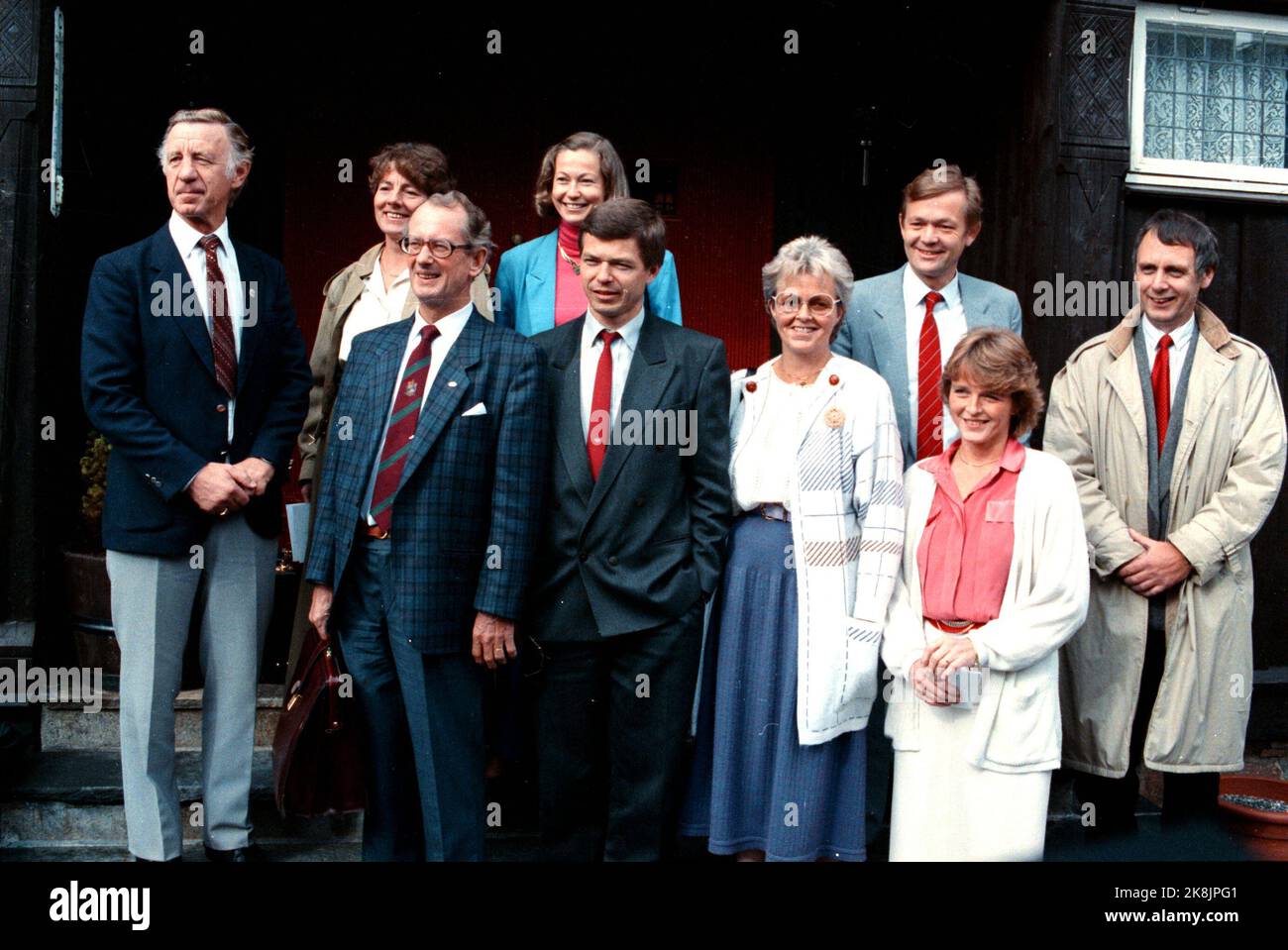 Oslo 19890918 Government negotiations at Lysebu: The nine bourgeois dealers ahead of the first meeting at Lysebu. For example: Harald Synnes, Wenche Frogn Sellæg, Jan P. Syse, Kaci Kullmann Five, Kjell Magne Bondevik, Solveig Sollie, Johan J. Jakobsen, Anne Enger Lahnstein and John Dale. NTB Stock Photo: Henrik Laurvik / NTB Stock Photo