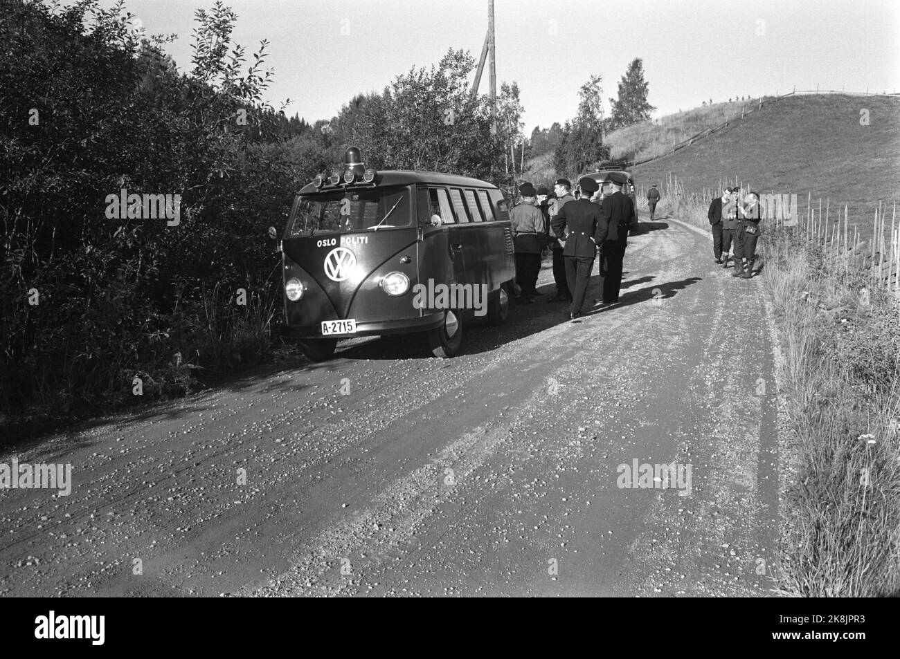 Hadeland September 1963 Three prisoners have fled from the Bots prison in Oslo. Hundreds of police officers and military with maors, automatic weapons and guns hunt for the escaped prisoners in the Hadelands tracts. Police car and police officers on the roadside. Dirt road. Photo: Svein Bakken, Ivar Aaserud, Sverre A. Børretzen, Aage Storløkken / Current / NTB Stock Photo