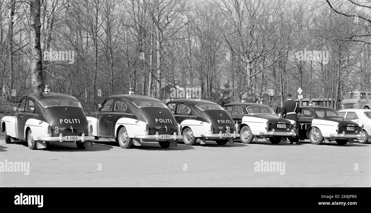 1969-05-12 "Police are trying new roads". Makan to master the accelerator has never been registered on the roads in Vestfold. But then also the police's large-scale control, called Operation Sample County, was thoroughly in advance in both the local and capital press. Police cars parked in a row. Photo: Aage Storløkken / Current / NTB Stock Photo